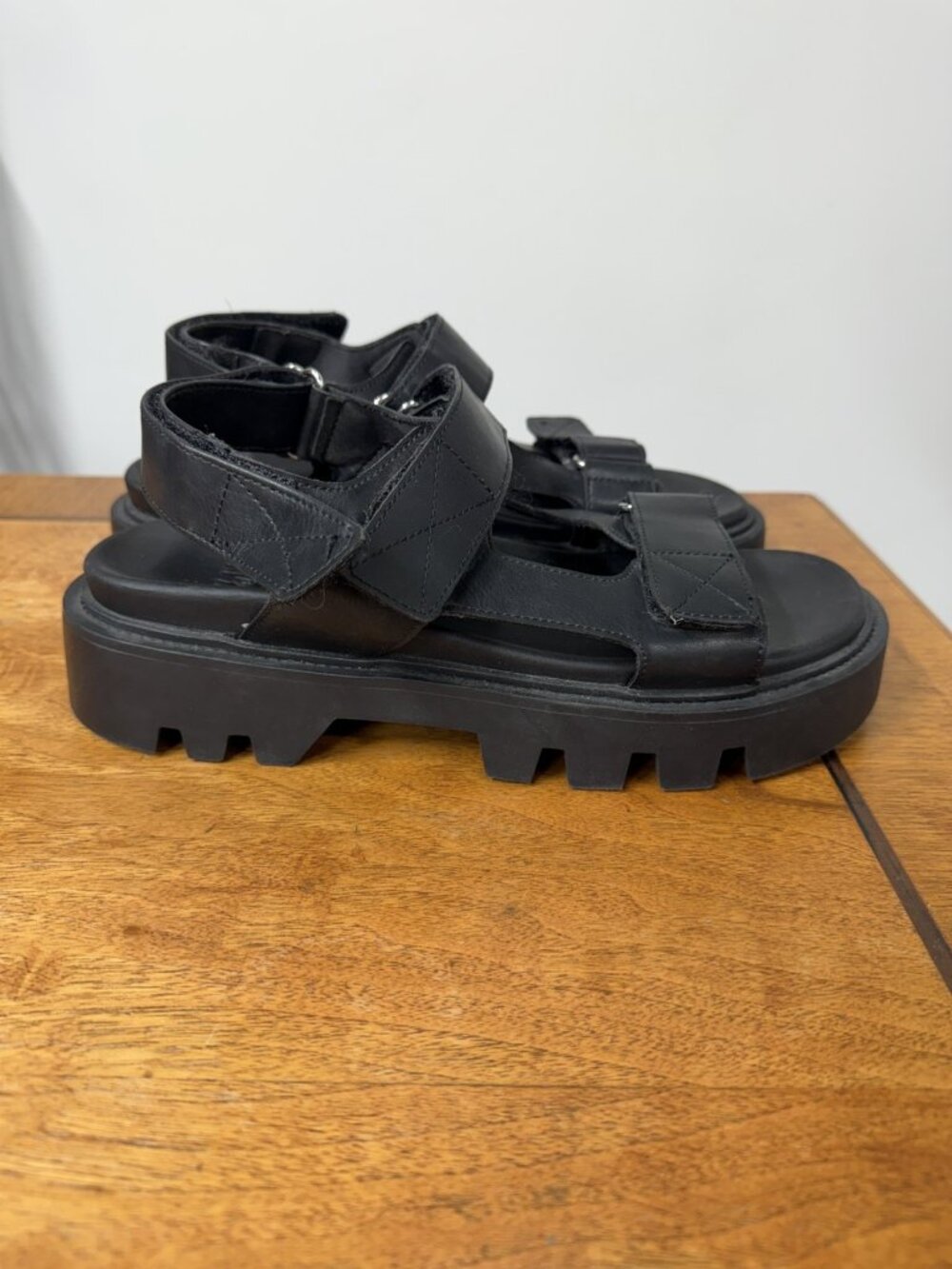 H&M Women's 9.5 Divided Lug Sandal Platform Black Faux Leather Adjustable Straps